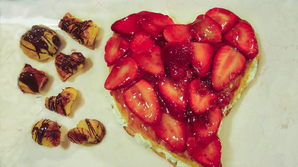 tarta de hojaldre, fresas y nata,