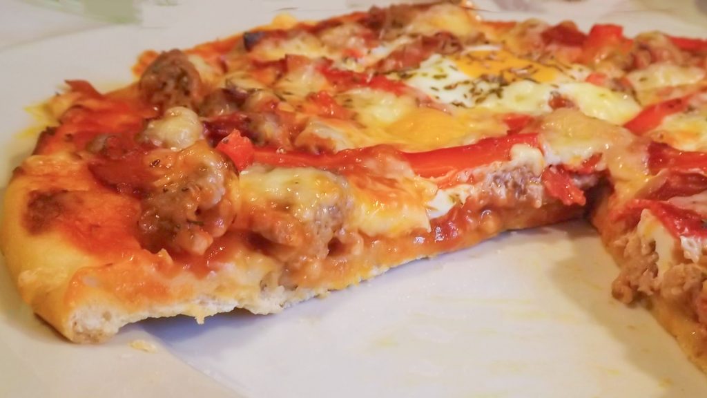 Pizza de carne y chorizo, casera,