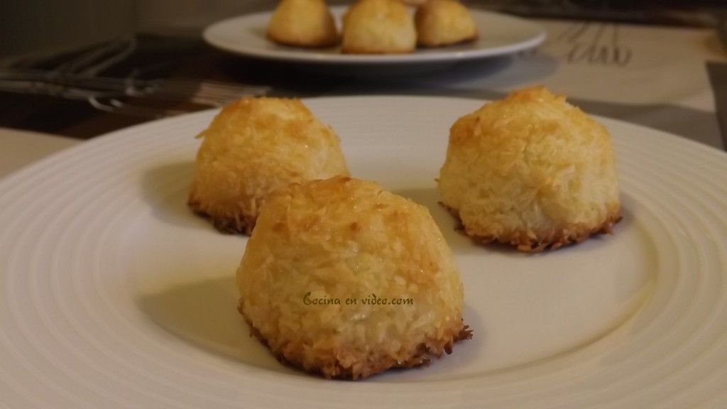 Coquitos, pastel de coco,
