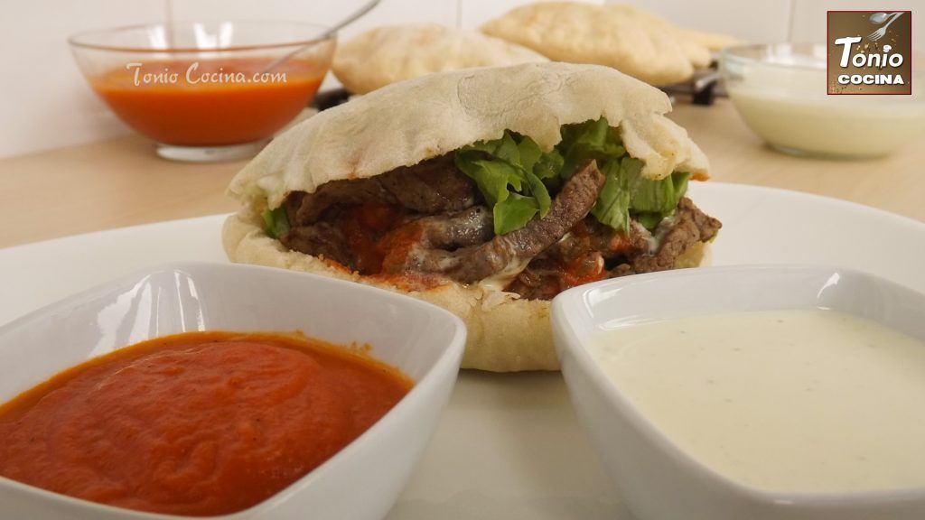 Kebab casero con salsa de ajo y tomate,